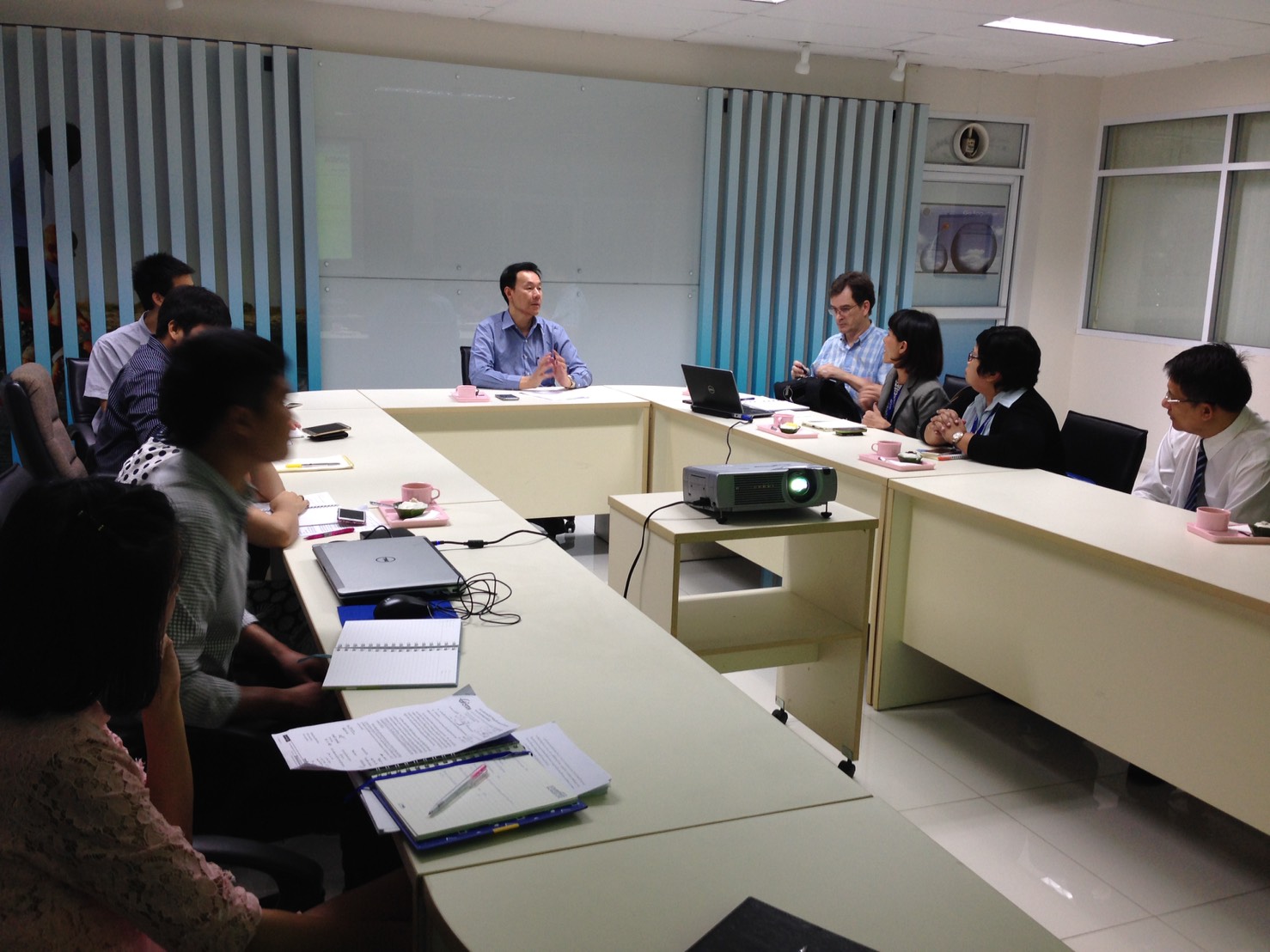 ร่วมประชุมหารือกับ เจ้าหน้าที่..ชมภาพ