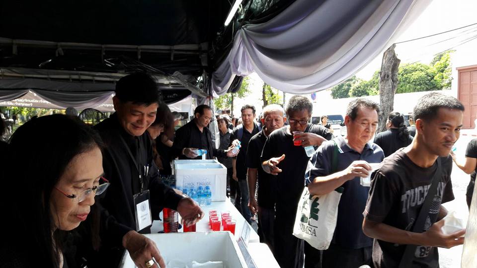 เจ้าหน้ที่กรมประมง ร่วมกันแจกอ..ชมภาพ