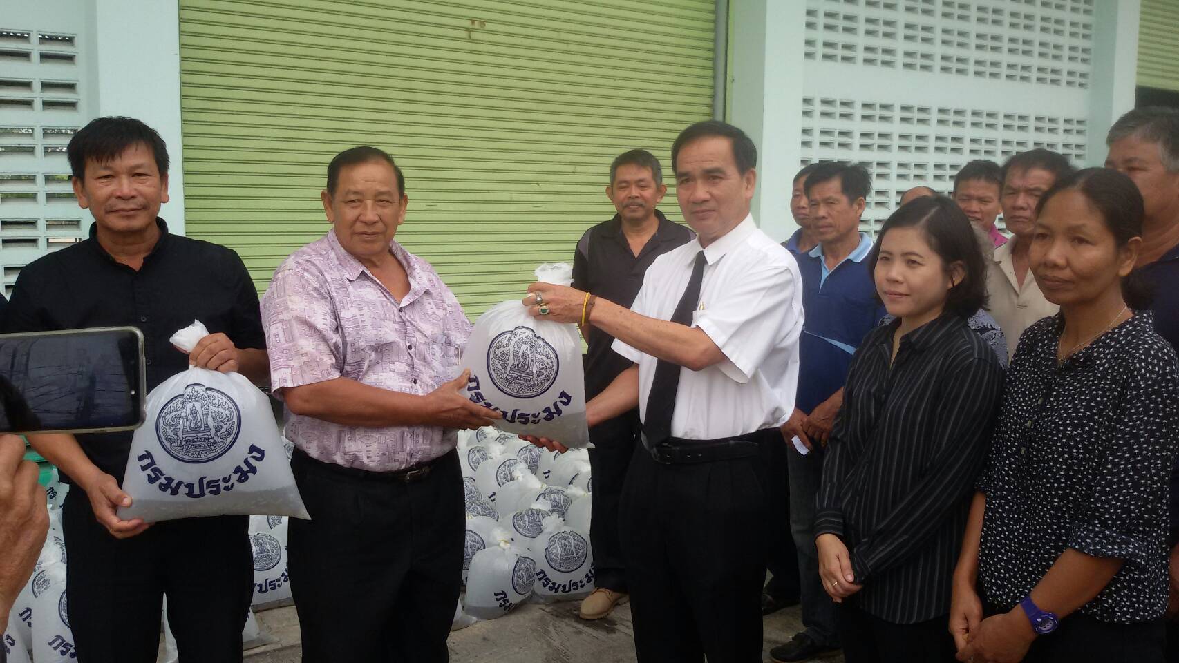 มอบพันธุ์ปลาโครงการเกษตรทฤษฎีใ..ชมภาพ