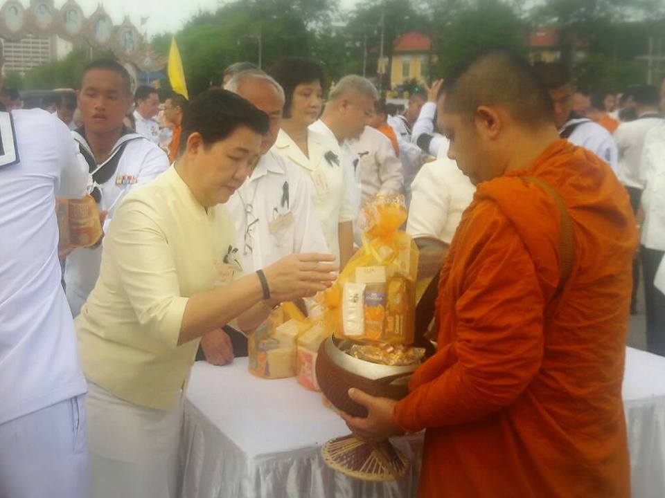 ร่วมในพิธีทำบุญตักบาตรถวายเป็น..ชมภาพ