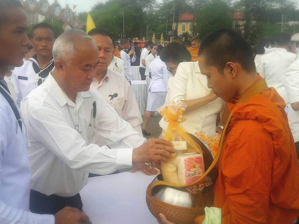 ร่วมในพิธีทำบุญตักบาตรถวายเป็น..ชมภาพ