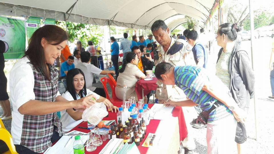 จัดนิทรรศการในโครงการบำบัดทุกข..ชมภาพ