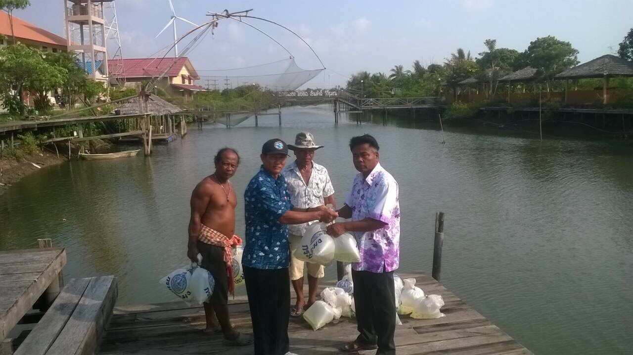 ผู้นำชุมชนและชาวประมงปล่อยพันธ..ชมภาพ