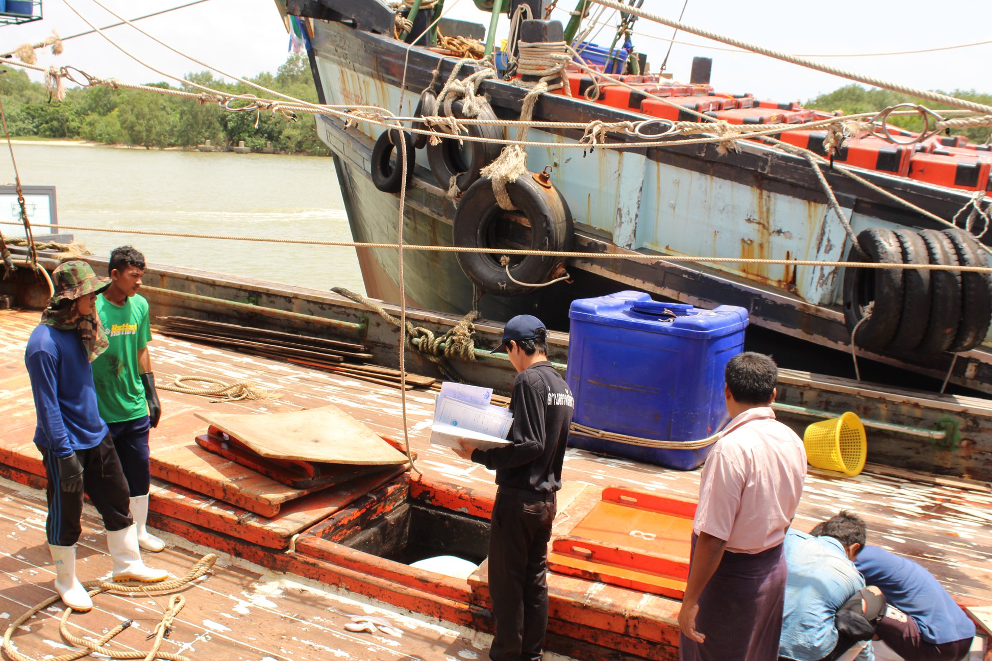 เจ้าหน้าที่ตรวจเรือขนถ่ายสัตว์..ชมภาพ