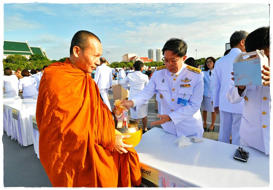 ร่วมพิธีทำบุญตักบาตรพระสงฆ์และ..ชมภาพ