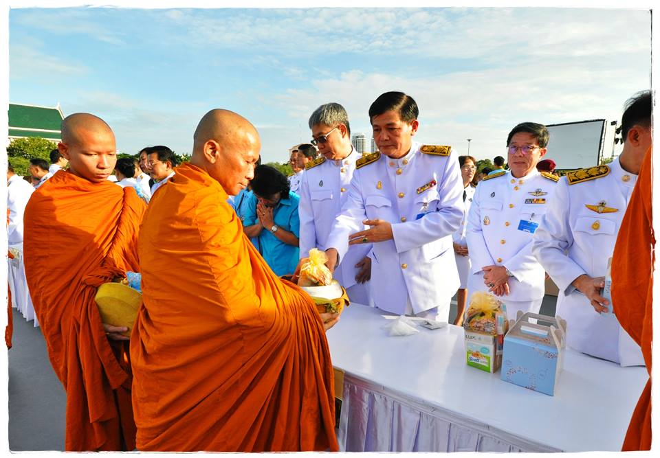 ร่วมพิธีทำบุญตักบาตรพระสงฆ์และ..ชมภาพ