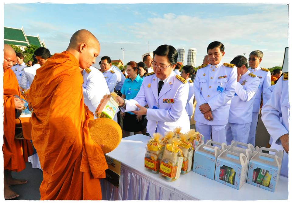 ร่วมพิธีทำบุญตักบาตรพระสงฆ์และ..ชมภาพ