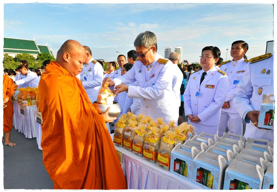 ร่วมพิธีทำบุญตักบาตรพระสงฆ์และ..ชมภาพ