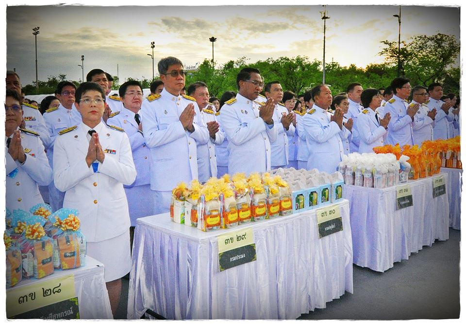 ร่วมพิธีทำบุญตักบาตรพระสงฆ์และ..ชมภาพ