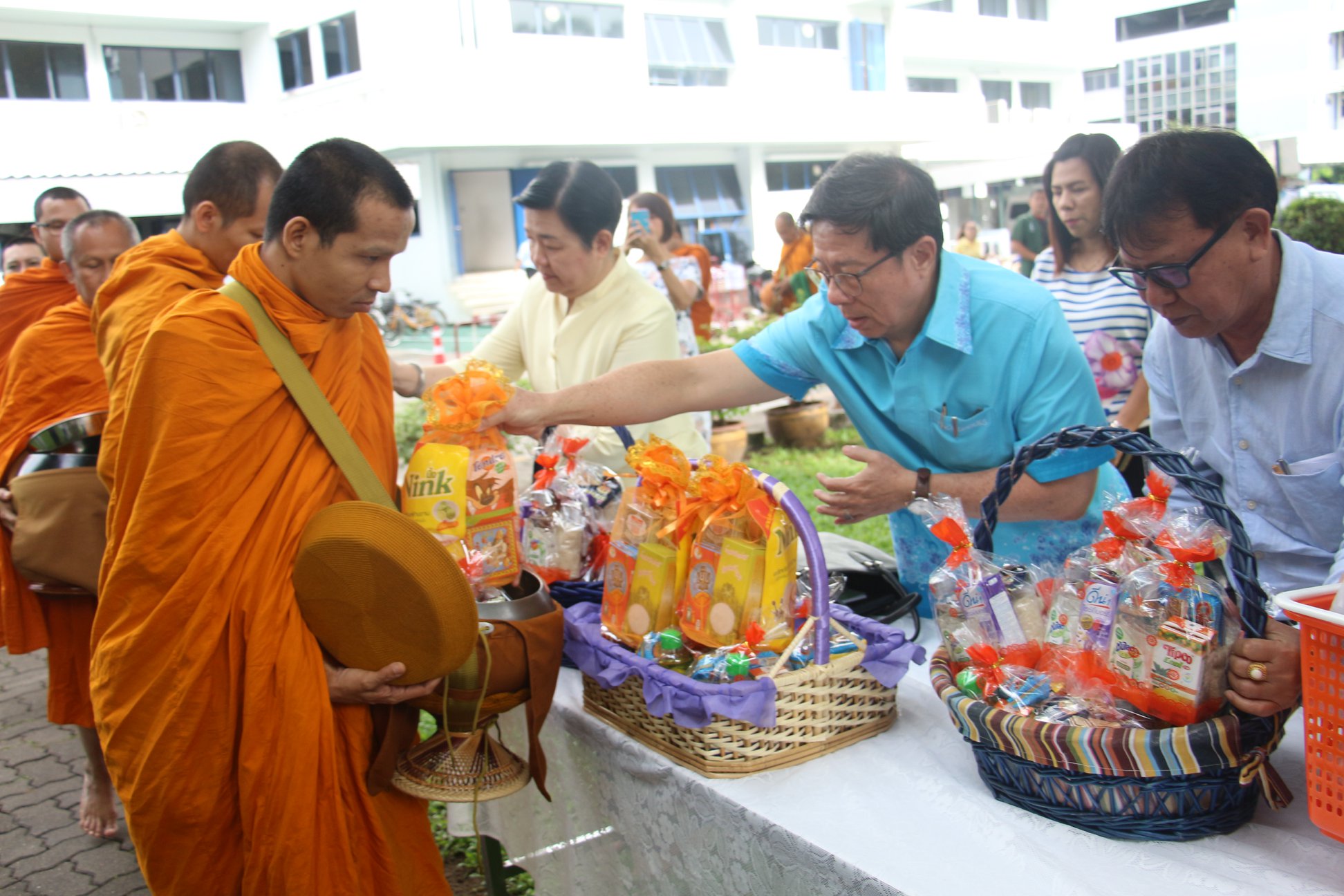 นางอุมาพร พิมลบุตร รองอธิบดีกร..ชมภาพ