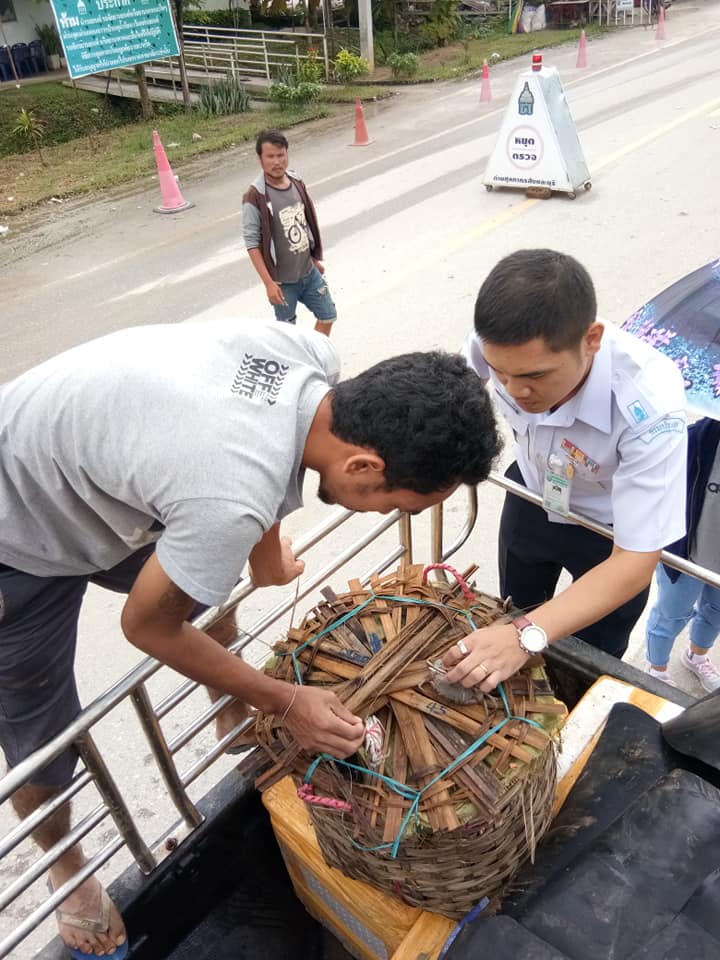 ปฏิบัติหน้าที่ตรวจสอบสินค้าสัต..ชมภาพ