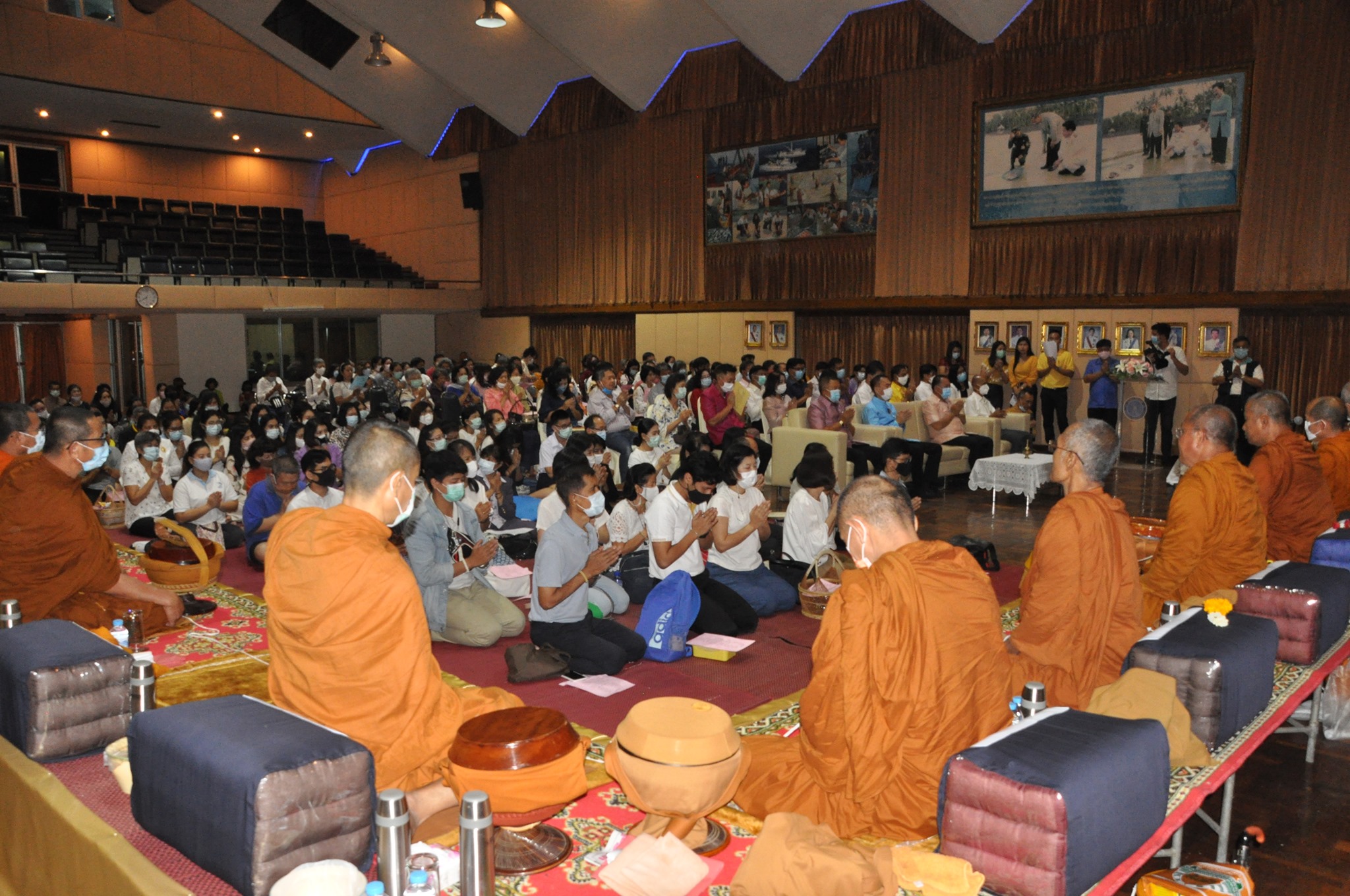 พิธีทำบุญตักบาตร เนื่องในโอกาส..ชมภาพ