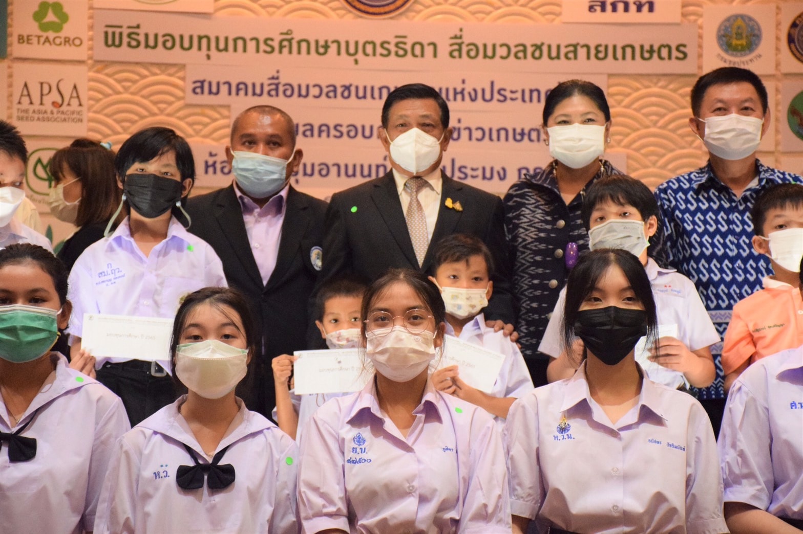 พิธีการมอบทุนการศึกษาแก่บุตร-ธ..ชมภาพ
