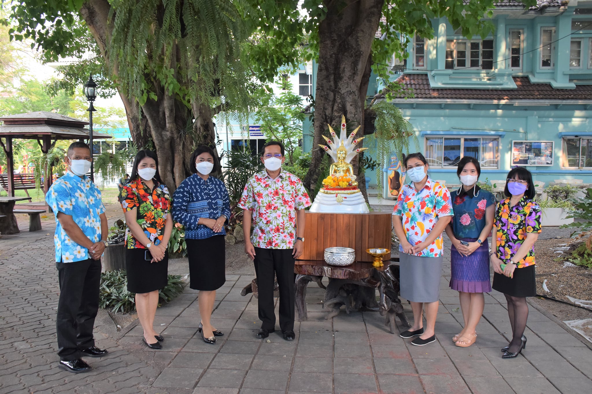 ร่วมสรงน้ำพระพุทธรูปเนื่องในเท..ชมภาพ