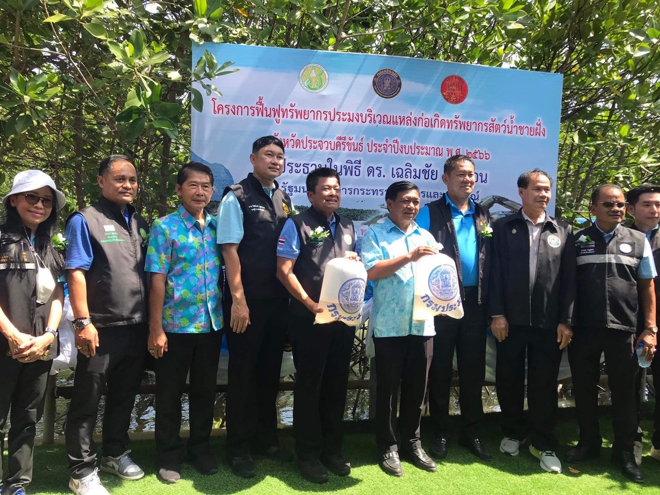 กรมประมง...จัดกิจกรรมปล่อยพันธ..ชมภาพ