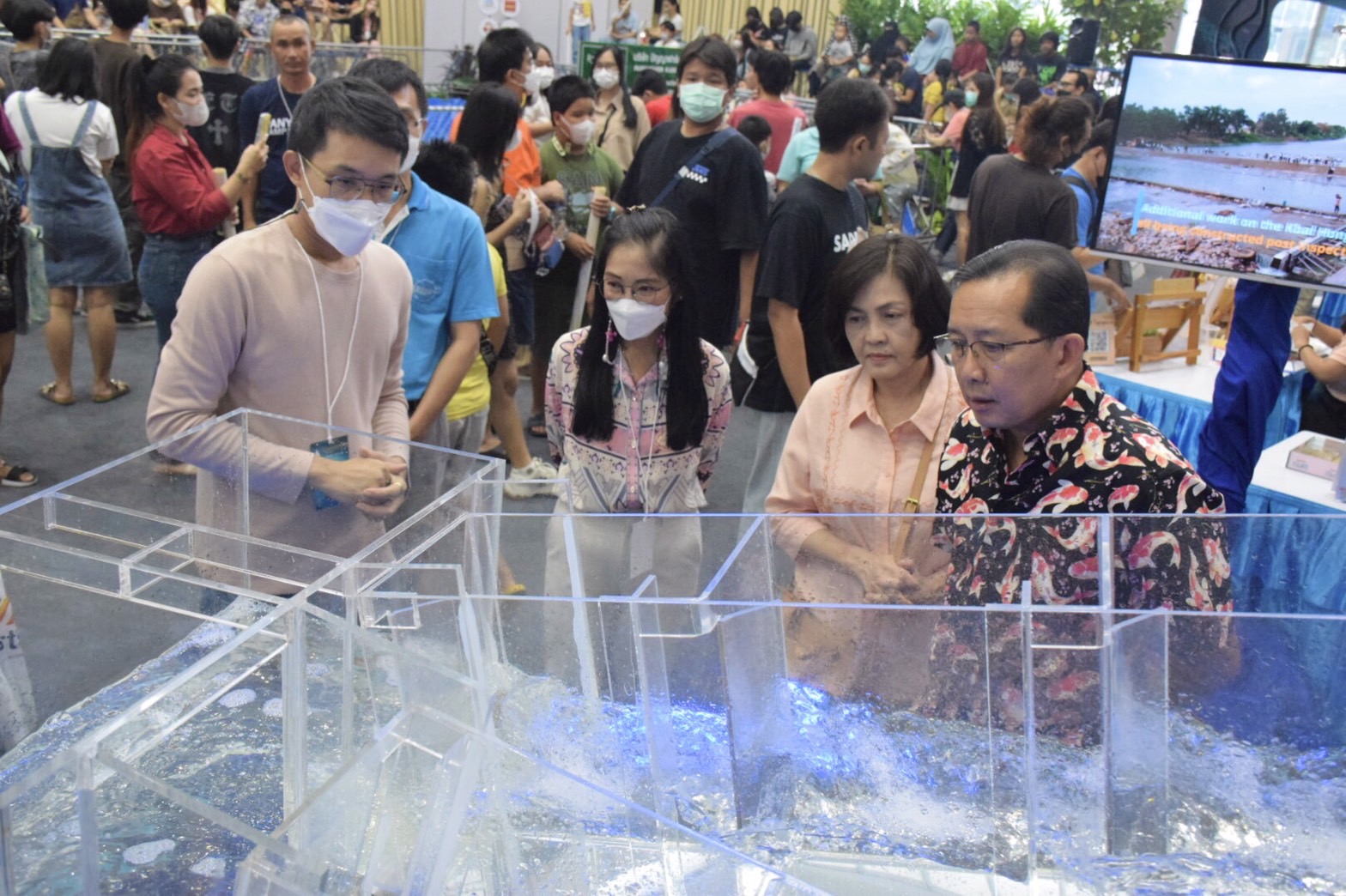 ณ ศูนย์การค้าฟิวเจอร์พาร์คและส..ชมภาพ