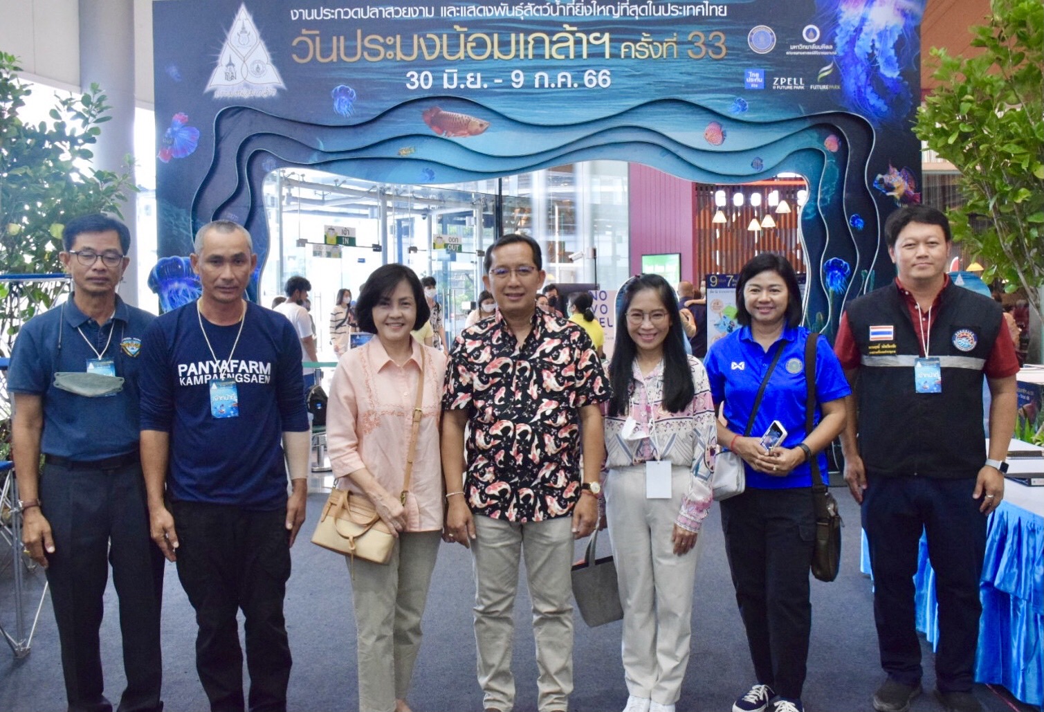ณ ศูนย์การค้าฟิวเจอร์พาร์คและส..ชมภาพ