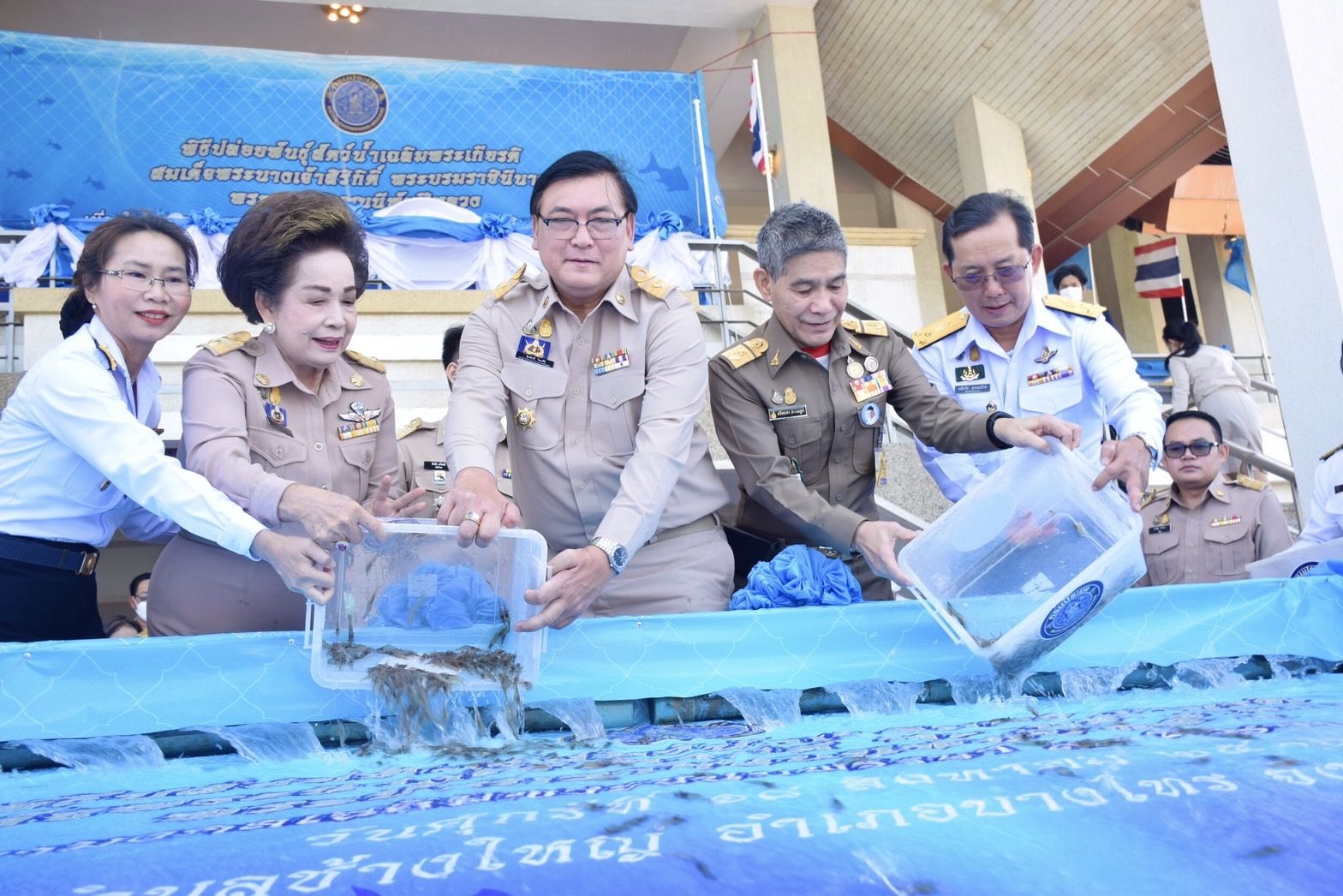 กรมประมง...ปล่อยพันธุ์สัตว์น้ำ..ชมภาพ