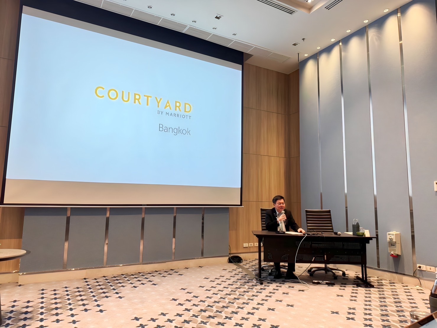 ณ โรงแรม Courtyard by Marriott..ชมภาพ