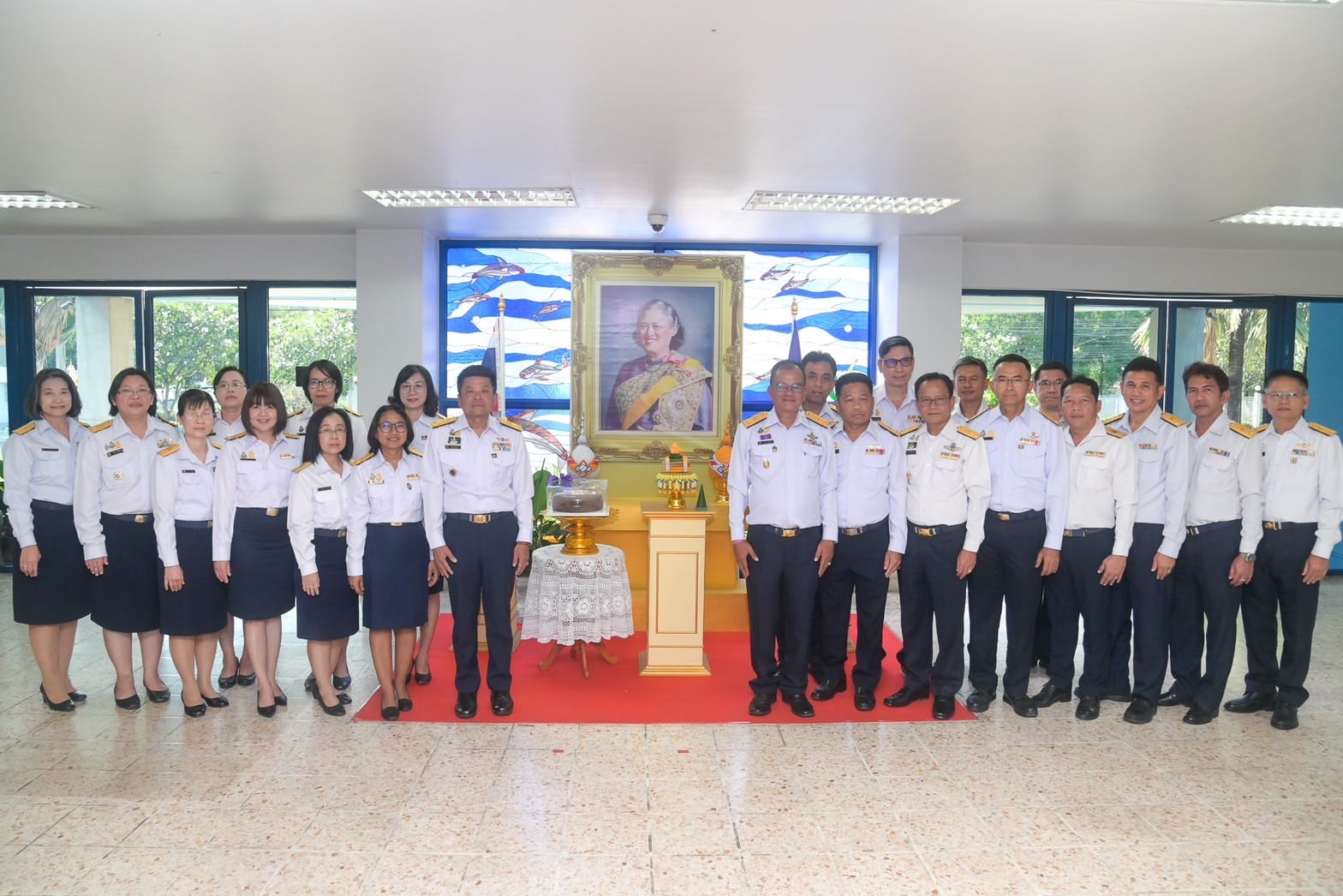พระราชทานเค้กให้แก่ข้าราชการ แ..ชมภาพ