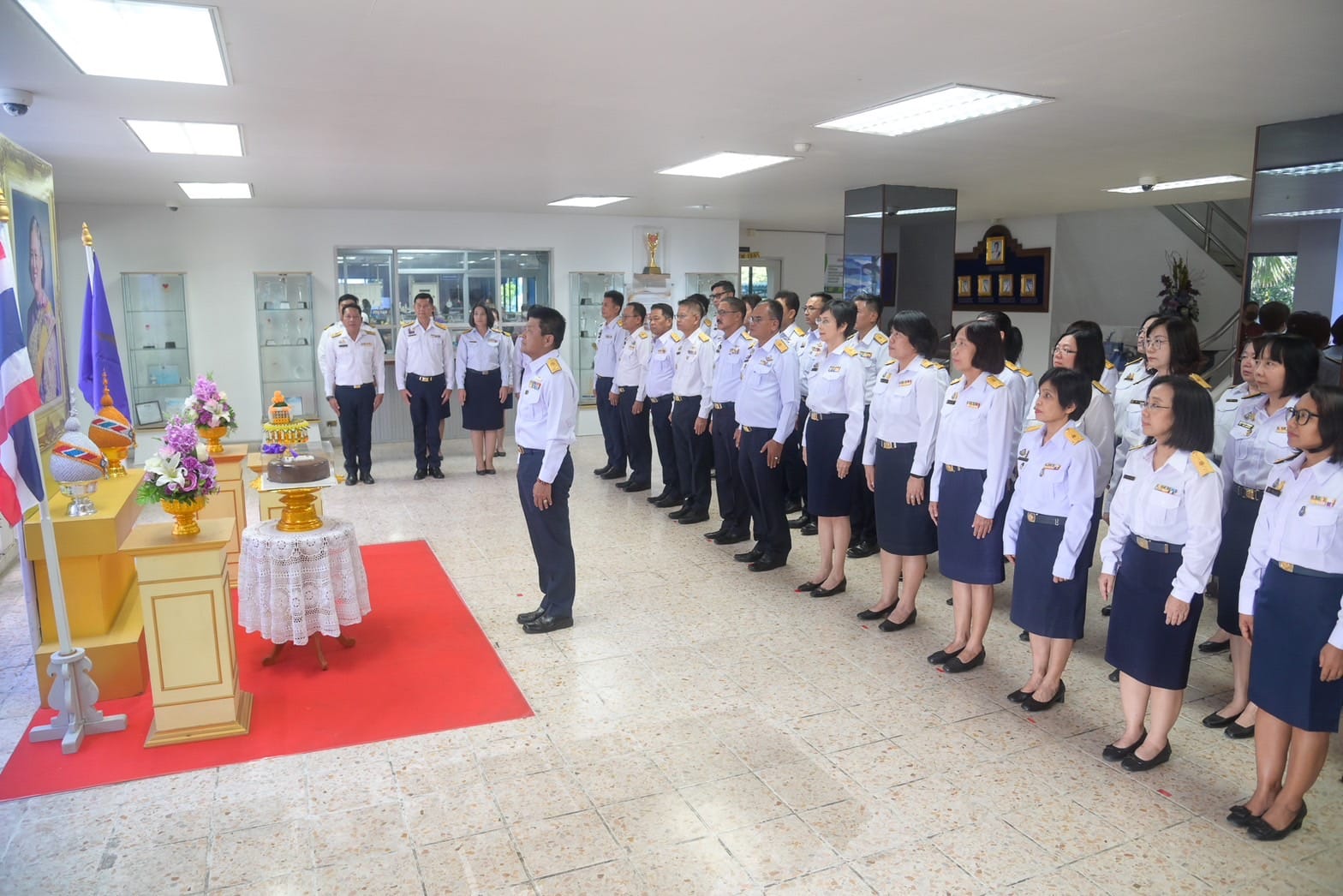 พระราชทานเค้กให้แก่ข้าราชการ แ..ชมภาพ