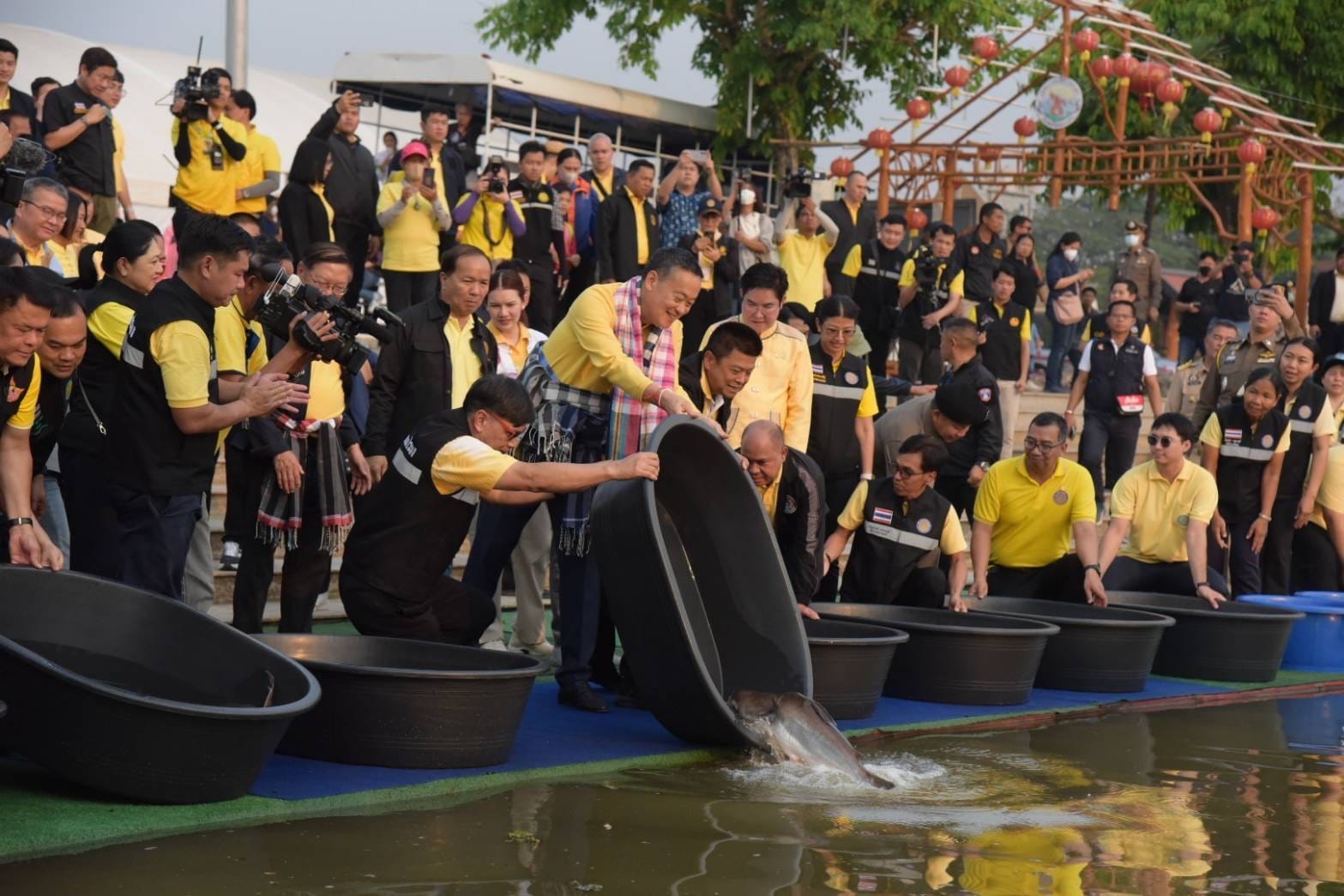 เจ้าหน้าที่จากหน่วยงานประมงในพ..ชมภาพ