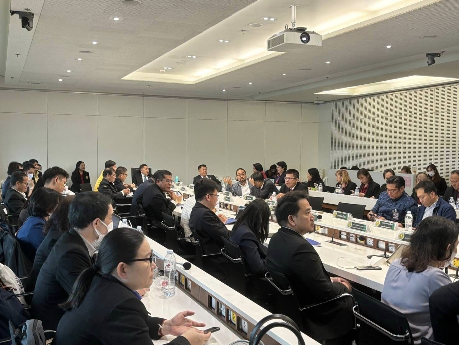 ณ ห้องประชุม N 401 รัฐสภา..ชมภาพ