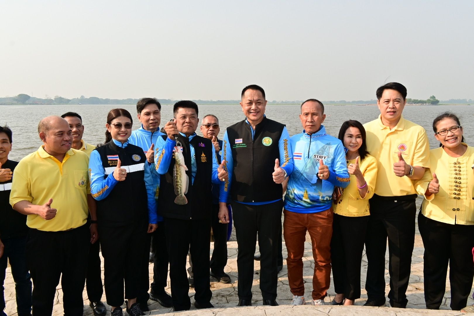 ณ ลานเอนกประสงค์เทศบาลเมืองพะเ..ชมภาพ