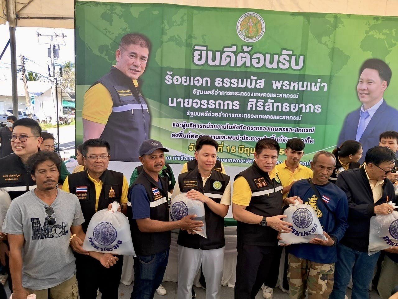 ณ ท่าเรือแหลมทราย ตำบลเทพกระษั..ชมภาพ