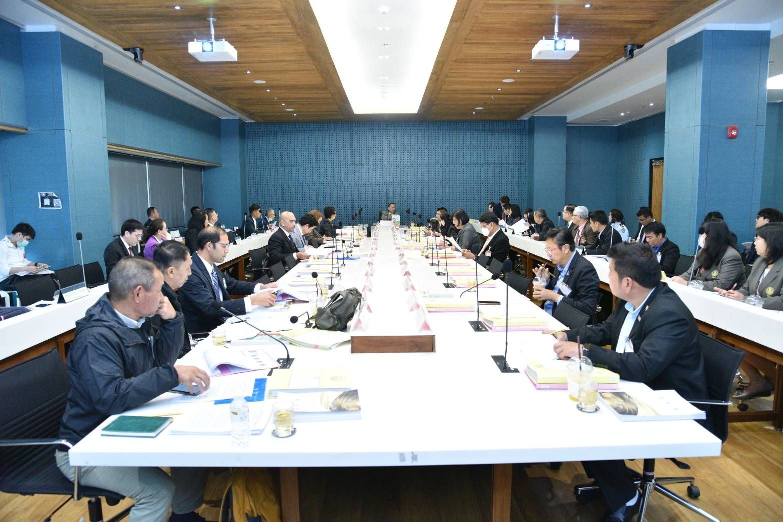 ณ ห้องประชุม CA411 อาคารรัฐสภา..ชมภาพ