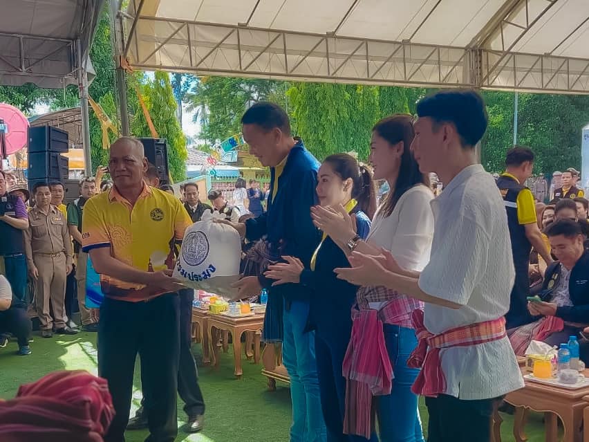ณ ศาลาประชาคมบ้านผึ้งออก ตำบลโ..ชมภาพ