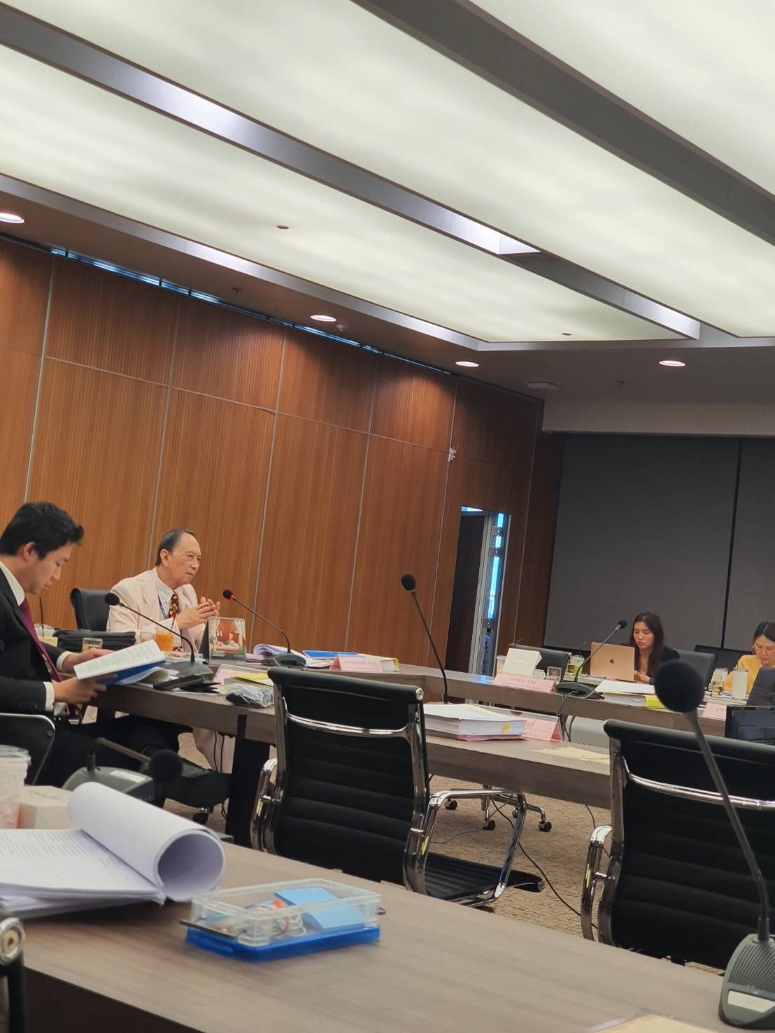ณ ห้องประชุม 604 อาคารรัฐสภา เ..ชมภาพ