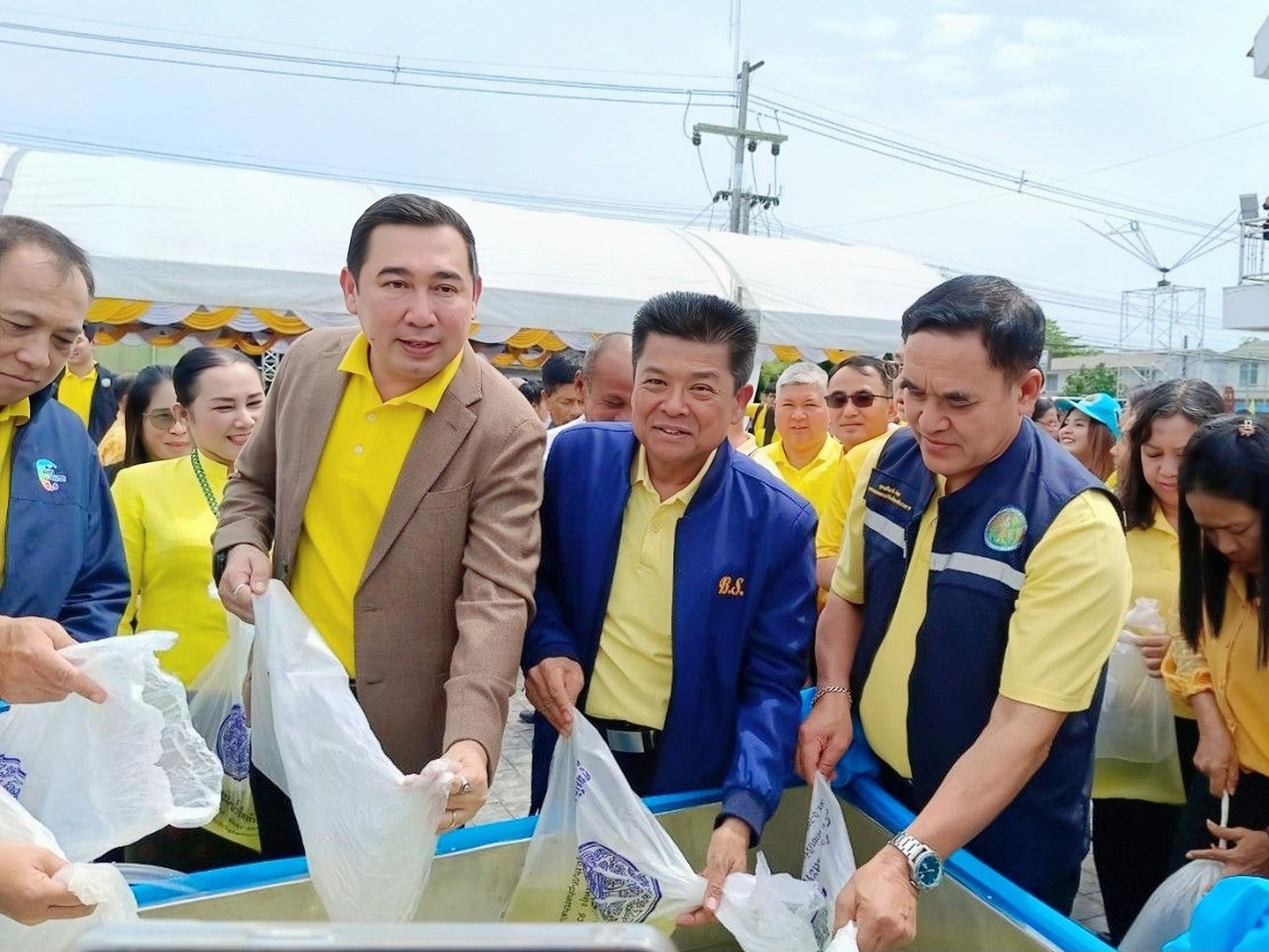 กรมประมง ร่วม ชลประทาน...เดินห..ชมภาพ