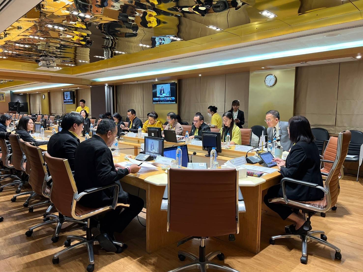 ประชุมคณะกรรมการอำนวยการจัดงาน..ชมภาพ
