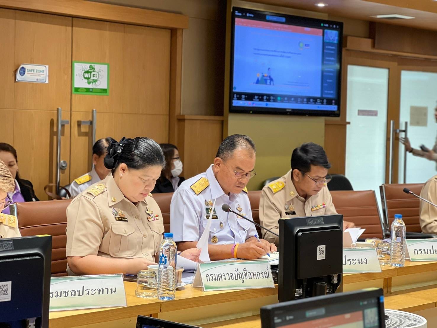 เข้าร่วมประชุมคณะกรรมการบริหาร..ชมภาพ