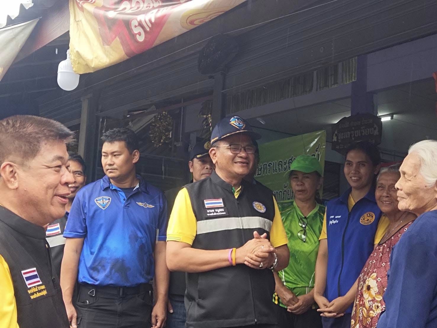 กำลังใจแก่ผู้ประสบภัยน้ำท่วมใน..ชมภาพ