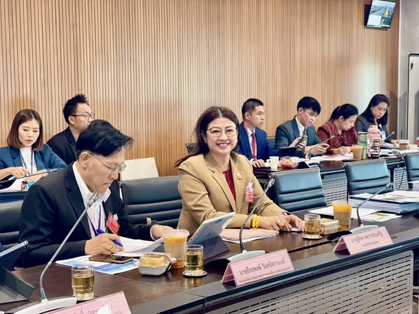 เข้าร่วมประชุมกับคณะกรรมาธิการ..ชมภาพ