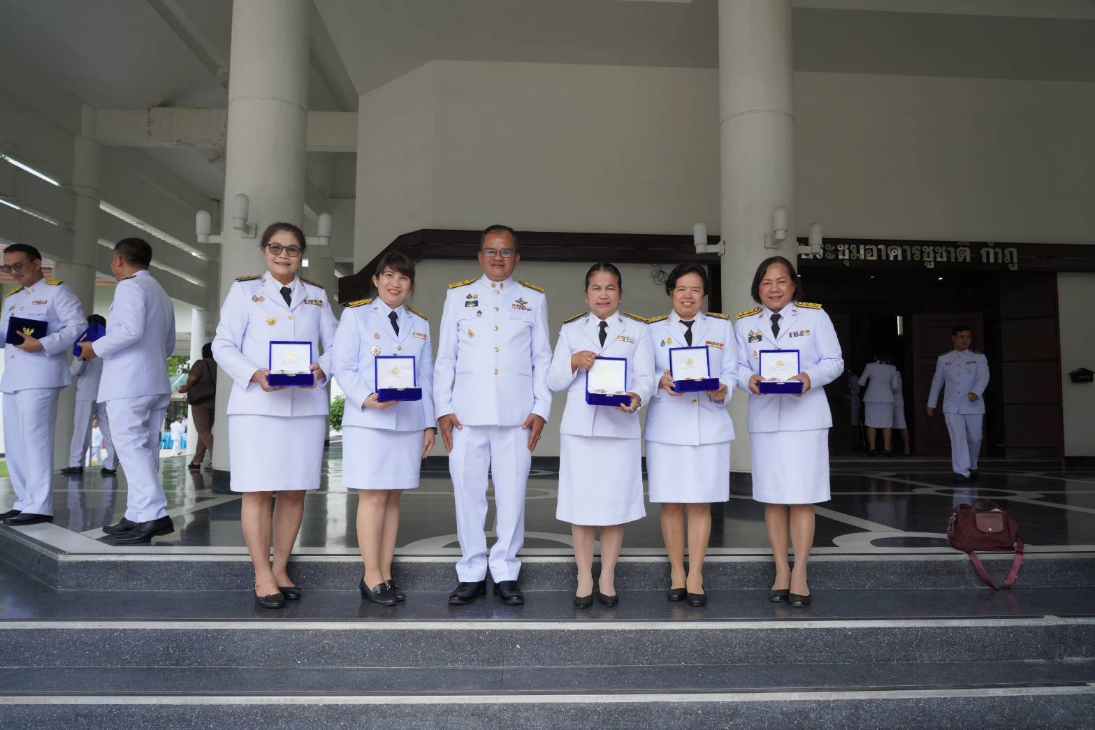 ร่วมพิธีรับพระราชทานเครื่องราช..ชมภาพ