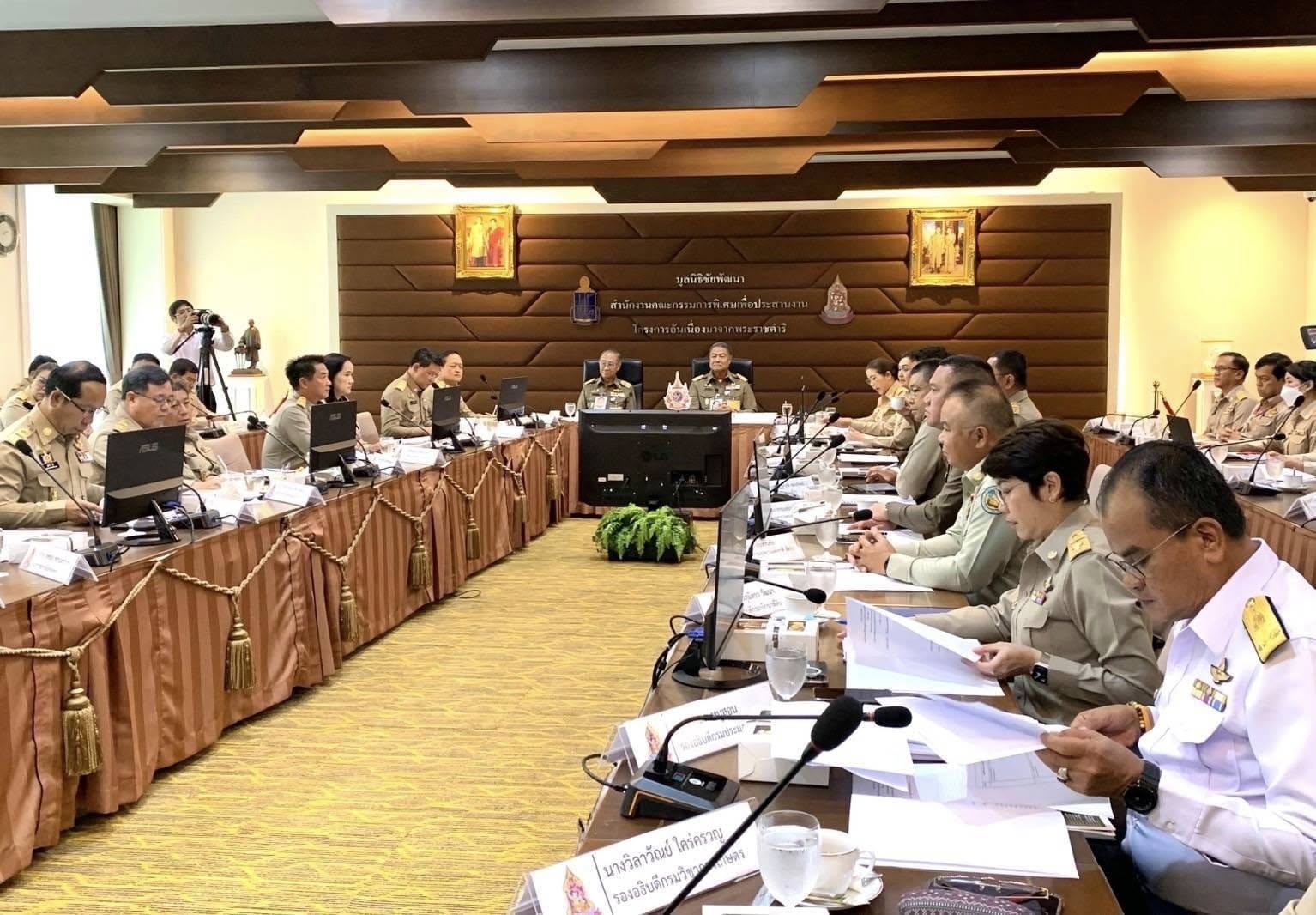 เข้าร่วมประชุมคณะกรรมการบริหาร..ชมภาพ
