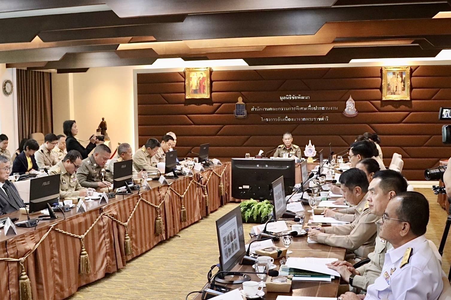 เข้าร่วมประชุมคณะกรรมการอำนวยโ..ชมภาพ