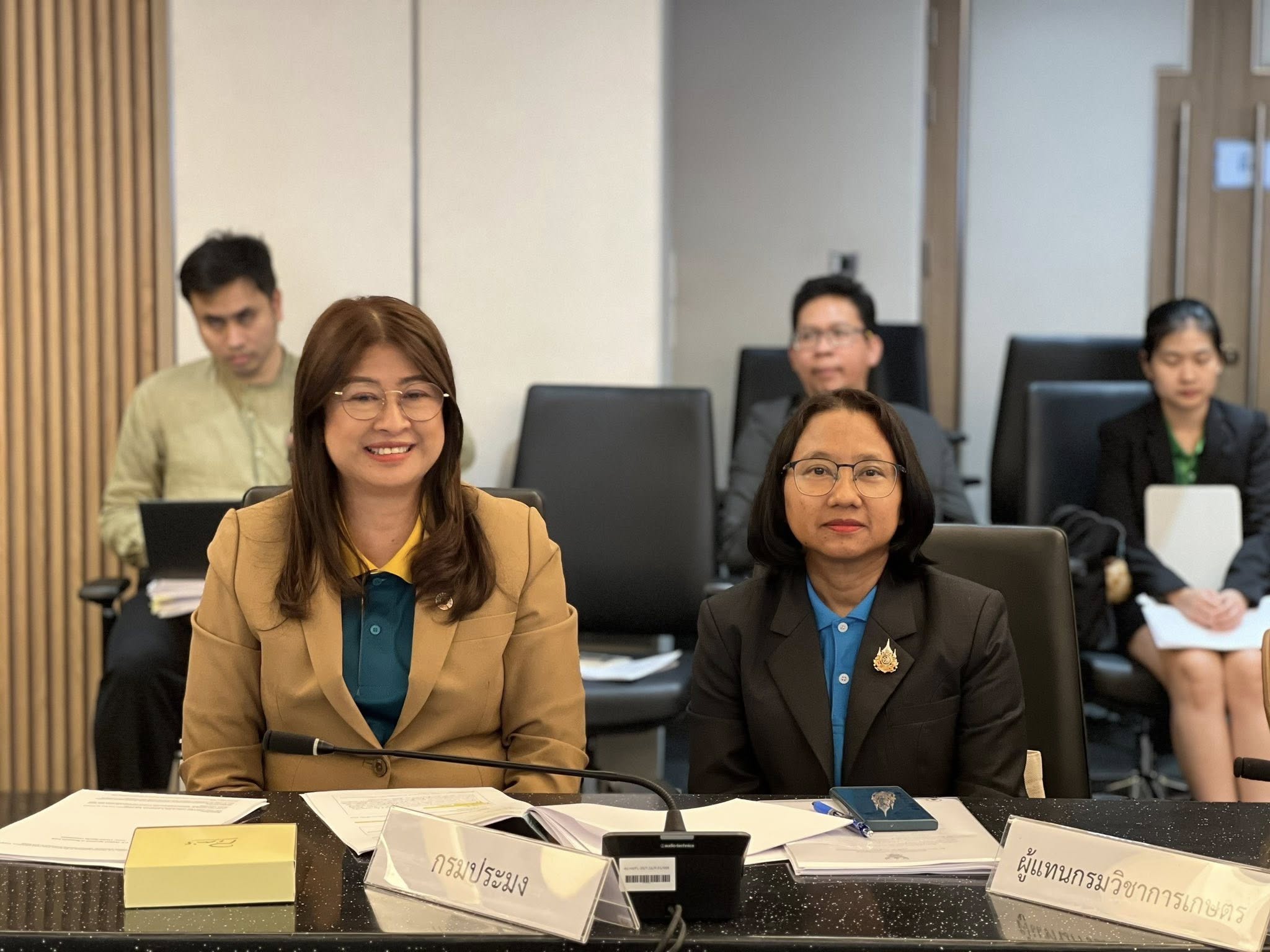 ร่วมประชุมหารือพิจารณาท่าทีที่..ชมภาพ