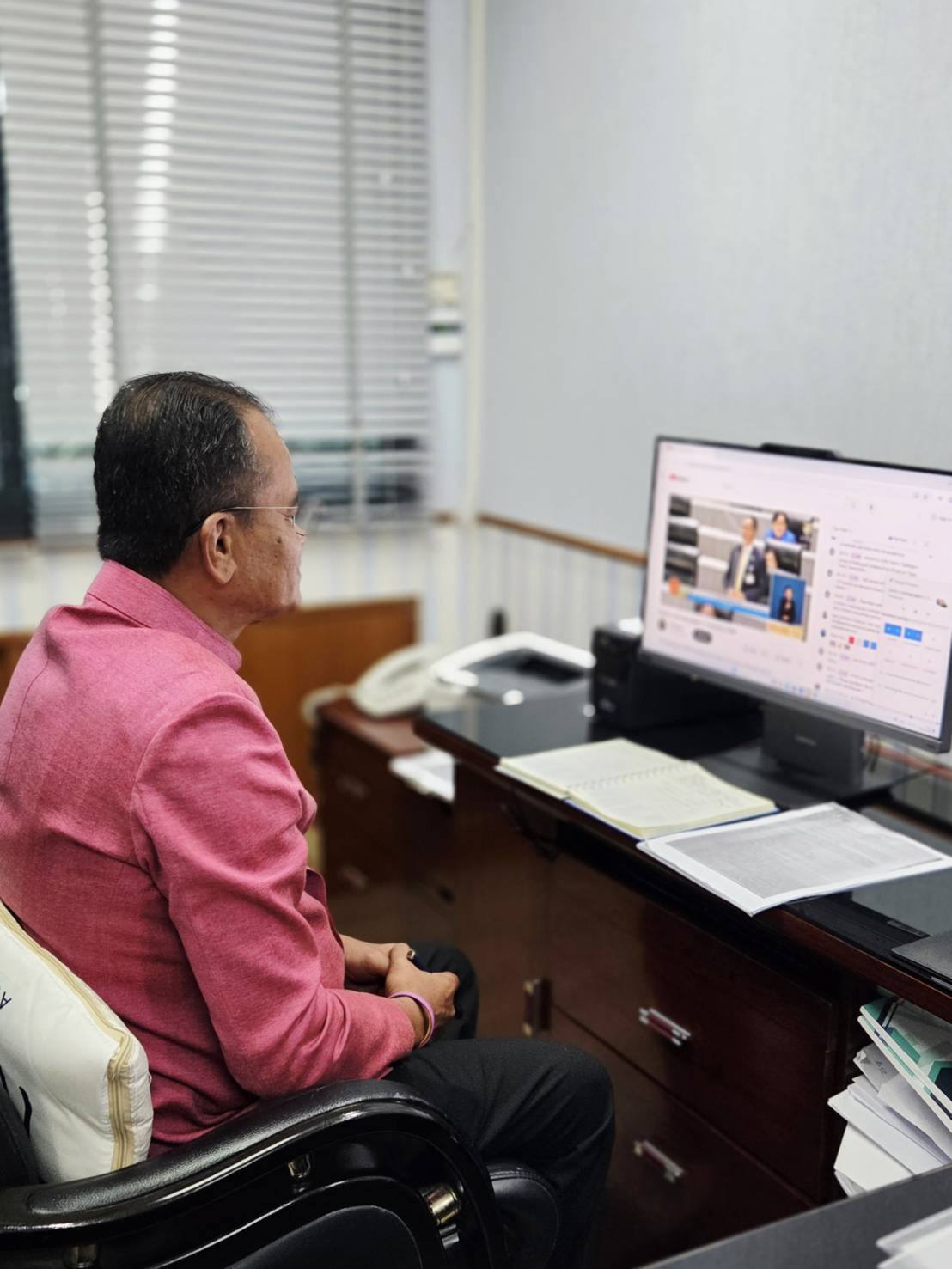 เข้าร่วมรับฟังการอภิปราย ในการ..ชมภาพ