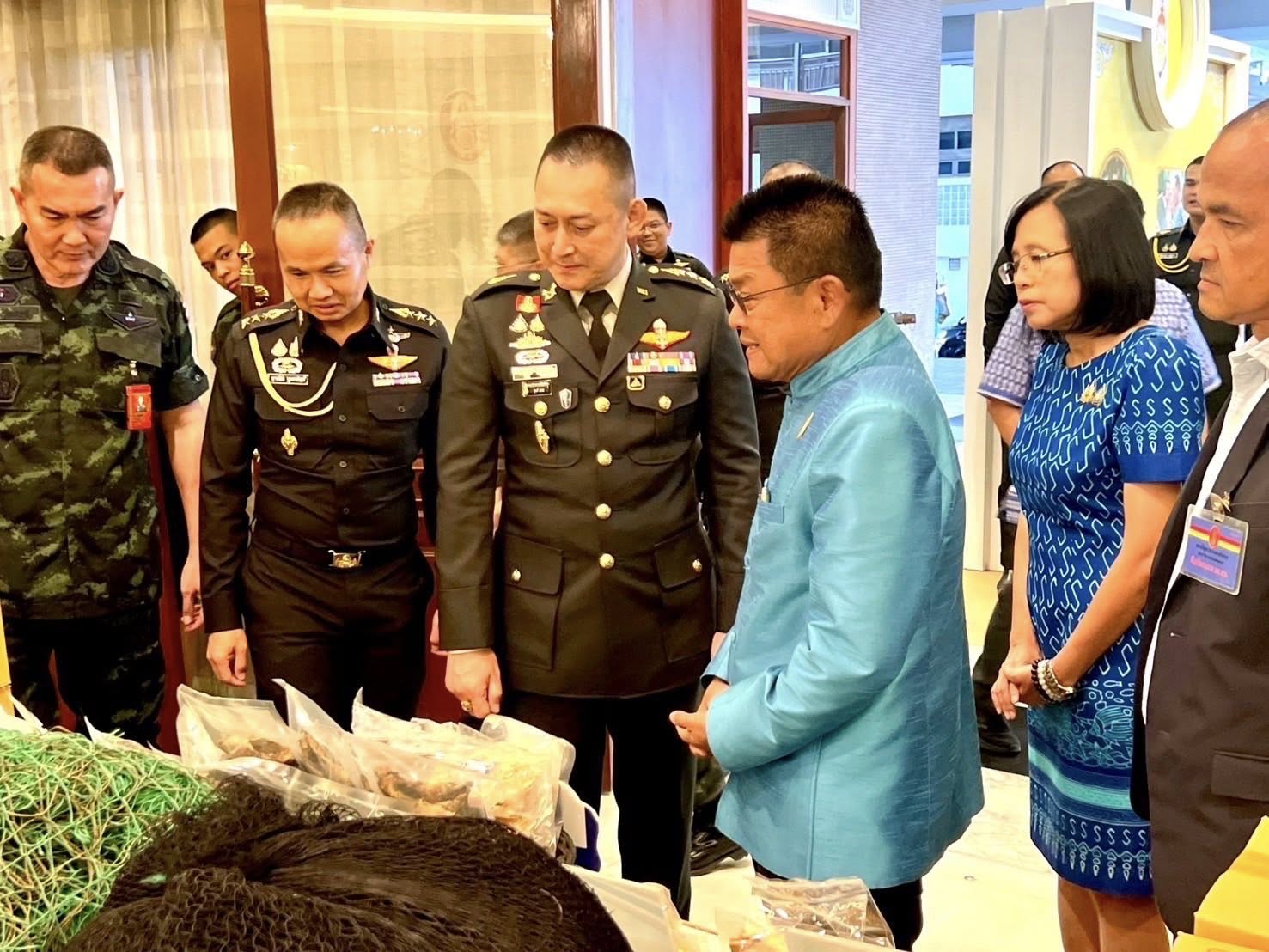 กรมประมง..ส่งมอบอวนและผลิตภัณฑ..ชมภาพ