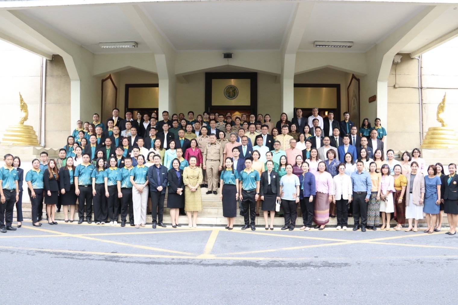 เข้าร่วมพิธีสักการะสิ่งศักดิ์ส