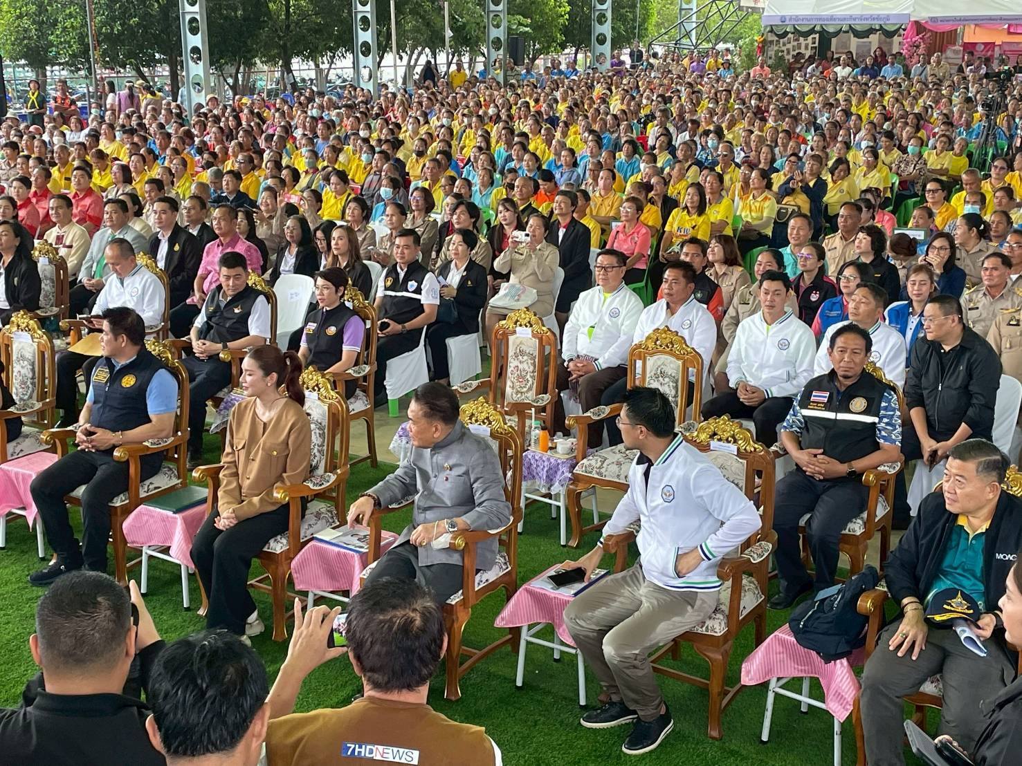 เข้าร่วมให้การต้อนรับการตรวจรา