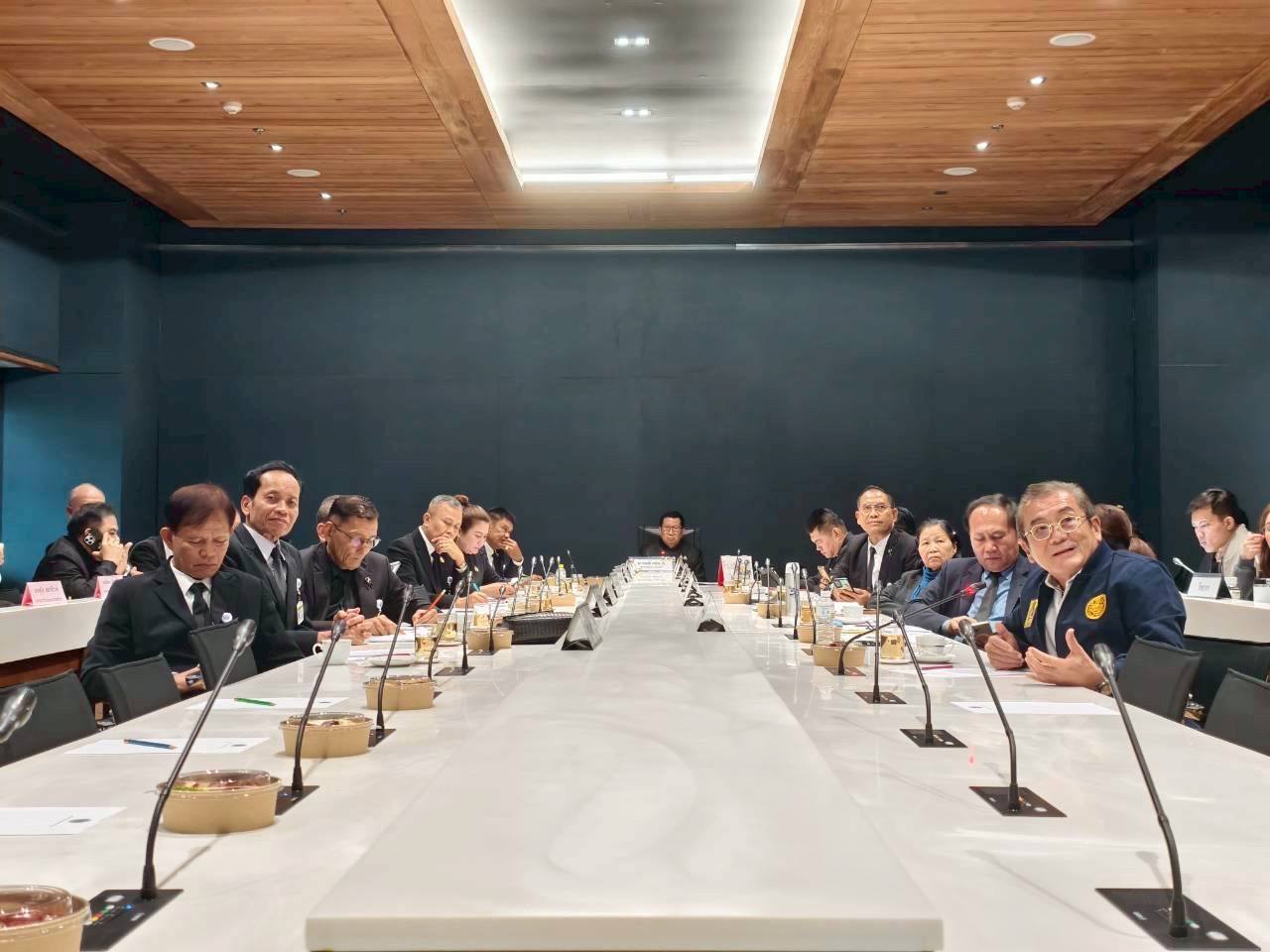 เข้าประชุมร่วมกับคณะกรรมาธิการ