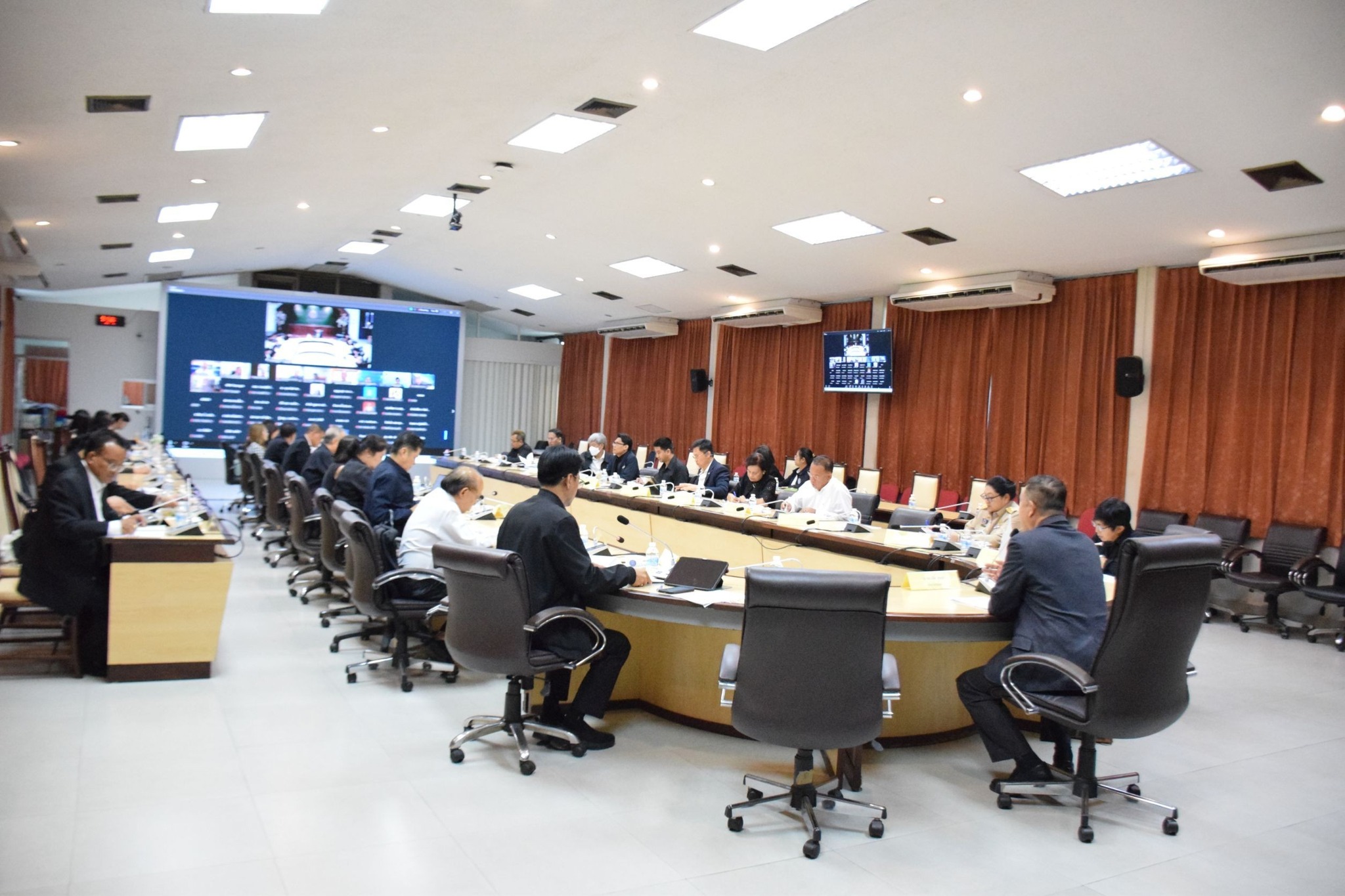  ร่วมประชุมคณะกรรมการพิจารณาทบ