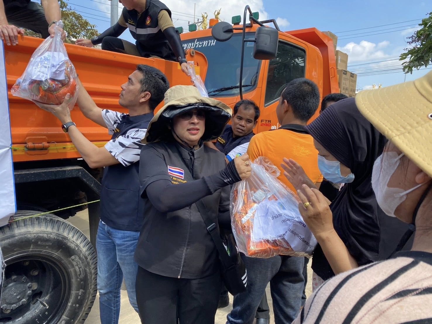 อธิบดีกรมประมง..นำทีมข้าราชการ..ชมภาพ