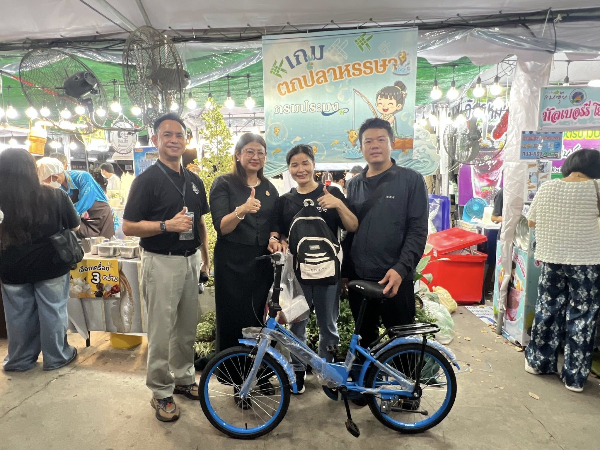 เข้าเยี่ยมชมร้านกาชาดของกระทรว