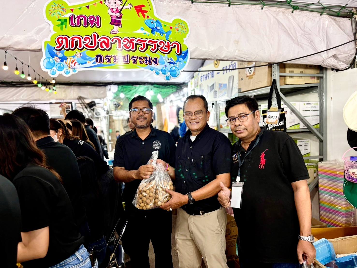 รองอธิบดีมานพ เยี่ยมชมงานกาชาด